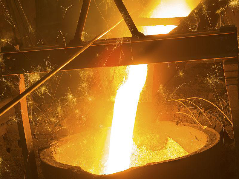 中頻熔煉爐在熔煉不同種類的鐵料時，質(zhì)量控制方法有何不同？